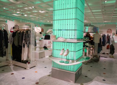 NEW YORK - 23 Mart 2025: Efsanevi Fransız mağaza markası Printemps, New York 'un Manhattan' ın Finansal Bölgesi 'ndeki One Wall Street' te lüks markalar ve gıda kavramlarıyla ilk ABD yerini açtı