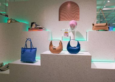 NEW YORK - 23 Mart 2025: Efsanevi Fransız mağaza markası Printemps, New York 'un Manhattan' ın Finansal Bölgesi 'ndeki One Wall Street' te lüks markalar ve gıda kavramlarıyla ilk ABD yerini açtı