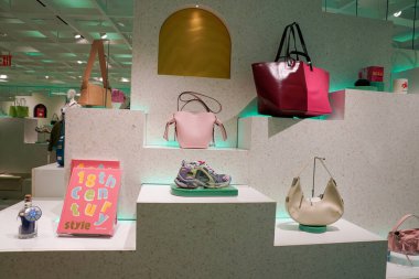 NEW YORK - 23 Mart 2025: Efsanevi Fransız mağaza markası Printemps, New York 'un Manhattan' ın Finansal Bölgesi 'ndeki One Wall Street' te lüks markalar ve gıda kavramlarıyla ilk ABD yerini açtı