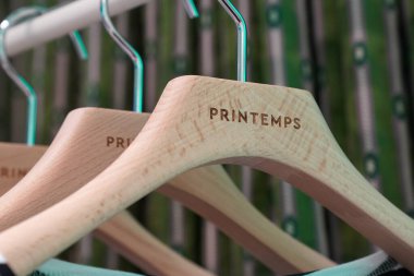 NEW YORK - 23 Mart 2025: Efsanevi Fransız mağaza markası Printemps, New York 'un Manhattan' ın Finansal Bölgesi 'ndeki One Wall Street' te lüks markalar ve gıda kavramlarıyla ilk ABD yerini açtı