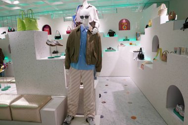 NEW YORK - 23 Mart 2025: Efsanevi Fransız mağaza markası Printemps, New York 'un Manhattan' ın Finansal Bölgesi 'ndeki One Wall Street' te lüks markalar ve gıda kavramlarıyla ilk ABD yerini açtı