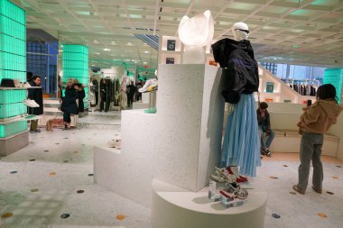 NEW YORK - 23 Mart 2025: Efsanevi Fransız mağaza markası Printemps, New York 'un Manhattan' ın Finansal Bölgesi 'ndeki One Wall Street' te lüks markalar ve gıda kavramlarıyla ilk ABD yerini açtı