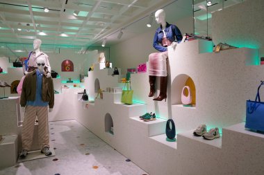 NEW YORK - 23 Mart 2025: Efsanevi Fransız mağaza markası Printemps, New York 'un Manhattan' ın Finansal Bölgesi 'ndeki One Wall Street' te lüks markalar ve gıda kavramlarıyla ilk ABD yerini açtı