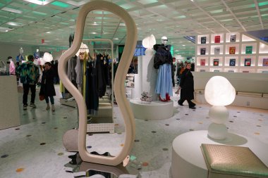 NEW YORK - 23 Mart 2025: Efsanevi Fransız mağaza markası Printemps, New York 'un Manhattan' ın Finansal Bölgesi 'ndeki One Wall Street' te lüks markalar ve gıda kavramlarıyla ilk ABD yerini açtı