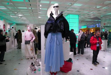 NEW YORK - 23 Mart 2025: Efsanevi Fransız mağaza markası Printemps, New York 'un Manhattan' ın Finansal Bölgesi 'ndeki One Wall Street' te lüks markalar ve gıda kavramlarıyla ilk ABD yerini açtı