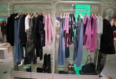 NEW YORK - 23 Mart 2025: Efsanevi Fransız mağaza markası Printemps, New York 'un Manhattan' ın Finansal Bölgesi 'ndeki One Wall Street' te lüks markalar ve gıda kavramlarıyla ilk ABD yerini açtı