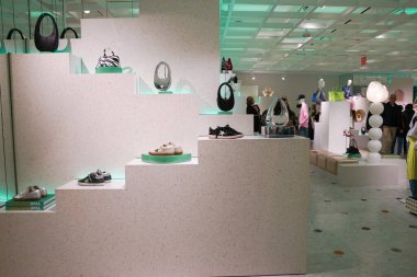 NEW YORK - 23 Mart 2025: Efsanevi Fransız mağaza markası Printemps, New York 'un Manhattan' ın Finansal Bölgesi 'ndeki One Wall Street' te lüks markalar ve gıda kavramlarıyla ilk ABD yerini açtı