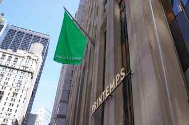 NEW YORK - 23 Mart 2025: Efsanevi Fransız mağaza markası Printemps, New York 'un Manhattan' ın Finansal Bölgesi 'ndeki One Wall Street' te lüks markalar ve gıda kavramlarıyla ilk ABD yerini açtı