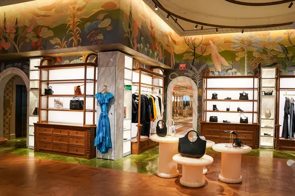 NEW YORK - 23 Mart 2025: Efsanevi Fransız mağaza markası Printemps, New York 'un Manhattan' ın Finansal Bölgesi 'ndeki One Wall Street' te lüks markalar ve gıda kavramlarıyla ilk ABD yerini açtı