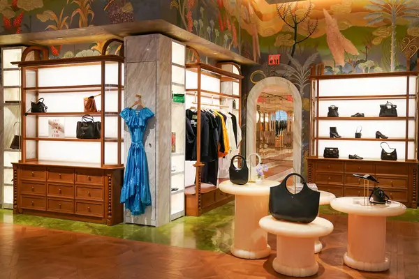 NEW YORK - 23 Mart 2025: Efsanevi Fransız mağaza markası Printemps, New York 'un Manhattan' ın Finansal Bölgesi 'ndeki One Wall Street' te lüks markalar ve gıda kavramlarıyla ilk ABD yerini açtı