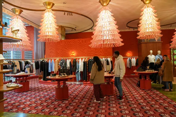 NEW YORK - 23 Mart 2025: Efsanevi Fransız mağaza markası Printemps, New York 'un Manhattan' ın Finansal Bölgesi 'ndeki One Wall Street' te lüks markalar ve gıda kavramlarıyla ilk ABD yerini açtı