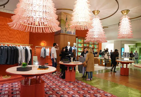 NEW YORK - 23 Mart 2025: Efsanevi Fransız mağaza markası Printemps, New York 'un Manhattan' ın Finansal Bölgesi 'ndeki One Wall Street' te lüks markalar ve gıda kavramlarıyla ilk ABD yerini açtı