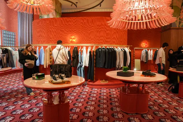 NEW YORK - 23 Mart 2025: Efsanevi Fransız mağaza markası Printemps, New York 'un Manhattan' ın Finansal Bölgesi 'ndeki One Wall Street' te lüks markalar ve gıda kavramlarıyla ilk ABD yerini açtı