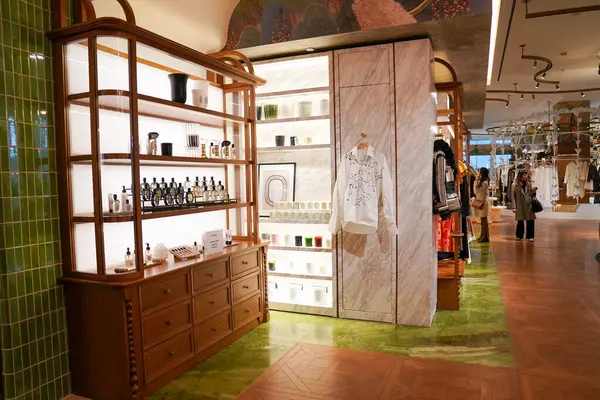 NEW YORK - 23 Mart 2025: Efsanevi Fransız mağaza markası Printemps, New York 'un Manhattan' ın Finansal Bölgesi 'ndeki One Wall Street' te lüks markalar ve gıda kavramlarıyla ilk ABD yerini açtı