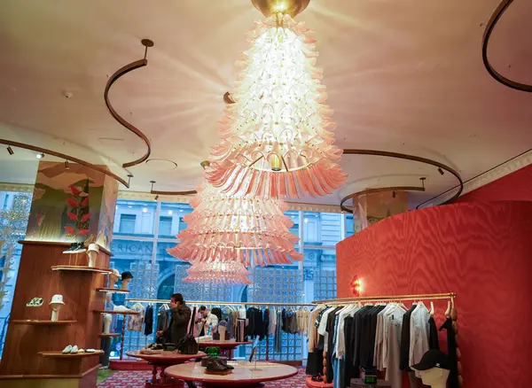 NEW YORK - 23 Mart 2025: Efsanevi Fransız mağaza markası Printemps, New York 'un Manhattan' ın Finansal Bölgesi 'ndeki One Wall Street' te lüks markalar ve gıda kavramlarıyla ilk ABD yerini açtı