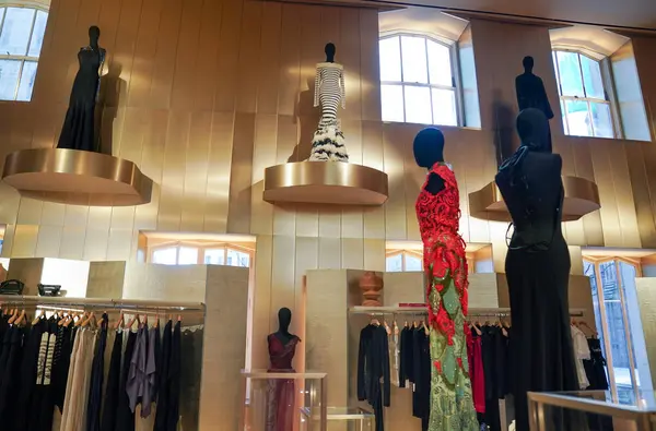 NEW YORK - 23 Mart 2025: Efsanevi Fransız mağaza markası Printemps, New York 'un Manhattan' ın Finansal Bölgesi 'ndeki One Wall Street' te lüks markalar ve gıda kavramlarıyla ilk ABD yerini açtı