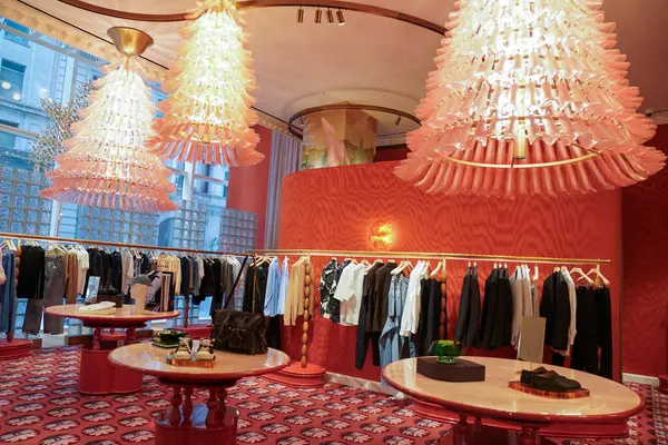 NEW YORK - 23 Mart 2025: Efsanevi Fransız mağaza markası Printemps, New York 'un Manhattan' ın Finansal Bölgesi 'ndeki One Wall Street' te lüks markalar ve gıda kavramlarıyla ilk ABD yerini açtı