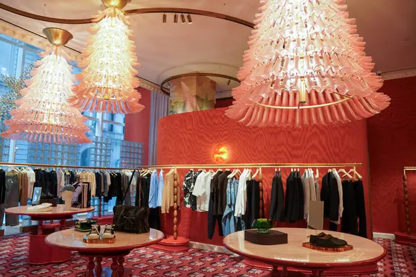 NEW YORK - 23 Mart 2025: Efsanevi Fransız mağaza markası Printemps, New York 'un Manhattan' ın Finansal Bölgesi 'ndeki One Wall Street' te lüks markalar ve gıda kavramlarıyla ilk ABD yerini açtı