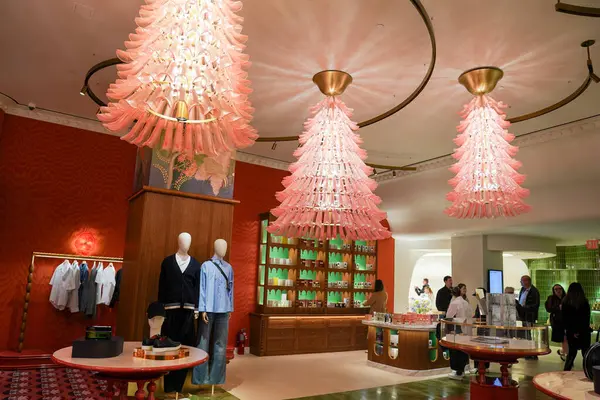 NEW YORK - 23 Mart 2025: Efsanevi Fransız mağaza markası Printemps, New York 'un Manhattan' ın Finansal Bölgesi 'ndeki One Wall Street' te lüks markalar ve gıda kavramlarıyla ilk ABD yerini açtı