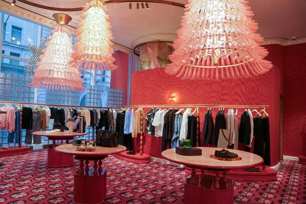 NEW YORK - 23 Mart 2025: Efsanevi Fransız mağaza markası Printemps, New York 'un Manhattan' ın Finansal Bölgesi 'ndeki One Wall Street' te lüks markalar ve gıda kavramlarıyla ilk ABD yerini açtı