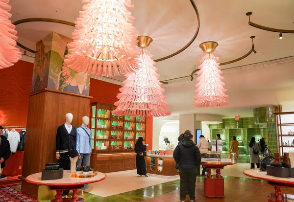 NEW YORK - 23 Mart 2025: Efsanevi Fransız mağaza markası Printemps, New York 'un Manhattan' ın Finansal Bölgesi 'ndeki One Wall Street' te lüks markalar ve gıda kavramlarıyla ilk ABD yerini açtı