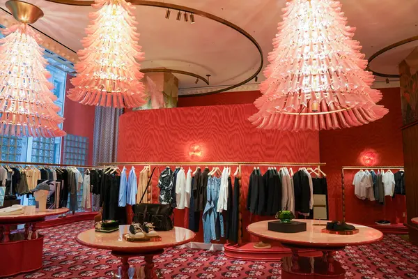 NEW YORK - 23 Mart 2025: Efsanevi Fransız mağaza markası Printemps, New York 'un Manhattan' ın Finansal Bölgesi 'ndeki One Wall Street' te lüks markalar ve gıda kavramlarıyla ilk ABD yerini açtı