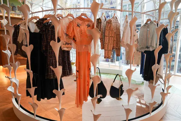 NEW YORK - 23 Mart 2025: Efsanevi Fransız mağaza markası Printemps, New York 'un Manhattan' ın Finansal Bölgesi 'ndeki One Wall Street' te lüks markalar ve gıda kavramlarıyla ilk ABD yerini açtı