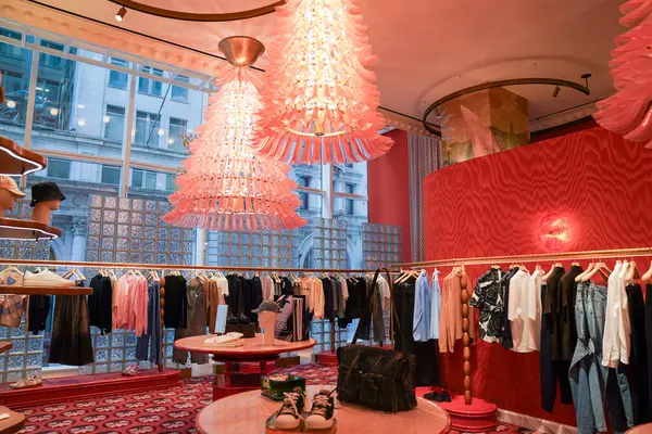 NEW YORK - 23 Mart 2025: Efsanevi Fransız mağaza markası Printemps, New York 'un Manhattan' ın Finansal Bölgesi 'ndeki One Wall Street' te lüks markalar ve gıda kavramlarıyla ilk ABD yerini açtı