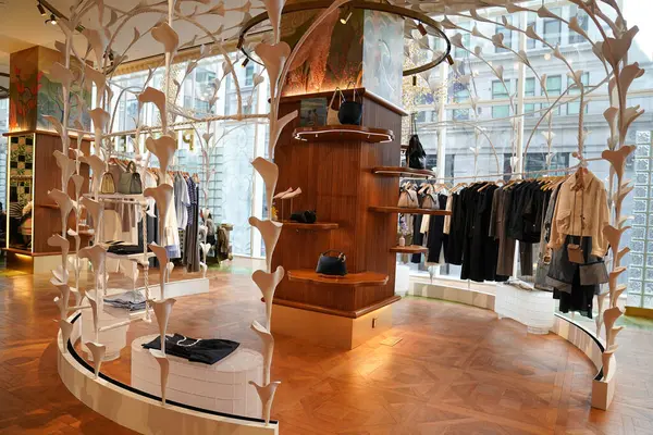 NEW YORK - 23 Mart 2025: Efsanevi Fransız mağaza markası Printemps, New York 'un Manhattan' ın Finansal Bölgesi 'ndeki One Wall Street' te lüks markalar ve gıda kavramlarıyla ilk ABD yerini açtı