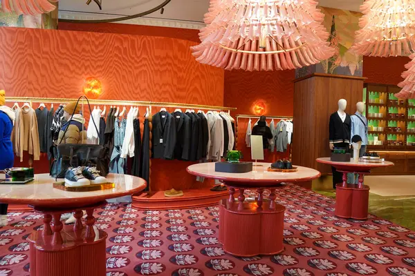 NEW YORK - 23 Mart 2025: Efsanevi Fransız mağaza markası Printemps, New York 'un Manhattan' ın Finansal Bölgesi 'ndeki One Wall Street' te lüks markalar ve gıda kavramlarıyla ilk ABD yerini açtı