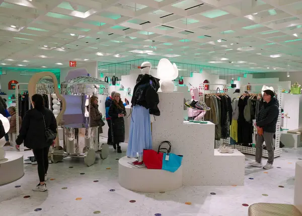 NEW YORK - 23 Mart 2025: Efsanevi Fransız mağaza markası Printemps, New York 'un Manhattan' ın Finansal Bölgesi 'ndeki One Wall Street' te lüks markalar ve gıda kavramlarıyla ilk ABD yerini açtı