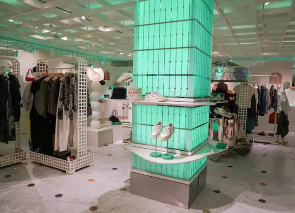 NEW YORK - 23 Mart 2025: Efsanevi Fransız mağaza markası Printemps, New York 'un Manhattan' ın Finansal Bölgesi 'ndeki One Wall Street' te lüks markalar ve gıda kavramlarıyla ilk ABD yerini açtı