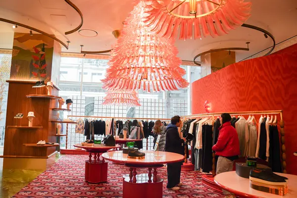 NEW YORK - 23 Mart 2025: Efsanevi Fransız mağaza markası Printemps, New York 'un Manhattan' ın Finansal Bölgesi 'ndeki One Wall Street' te lüks markalar ve gıda kavramlarıyla ilk ABD yerini açtı