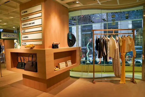 NEW YORK - 23 Mart 2025: Efsanevi Fransız mağaza markası Printemps, New York 'un Manhattan' ın Finansal Bölgesi 'ndeki One Wall Street' te lüks markalar ve gıda kavramlarıyla ilk ABD yerini açtı