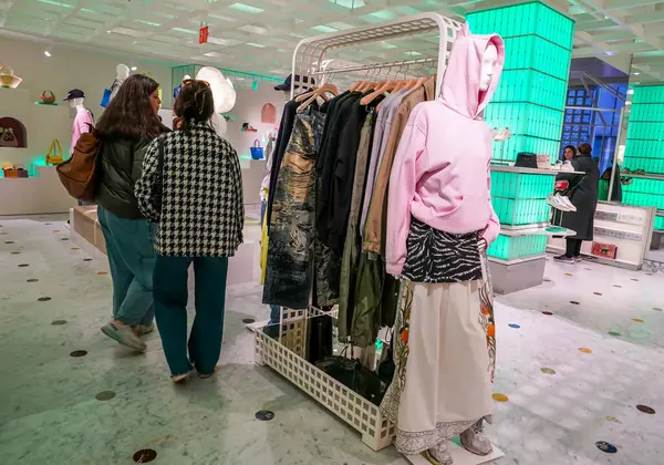 NEW YORK - 23 Mart 2025: Efsanevi Fransız mağaza markası Printemps, New York 'un Manhattan' ın Finansal Bölgesi 'ndeki One Wall Street' te lüks markalar ve gıda kavramlarıyla ilk ABD yerini açtı