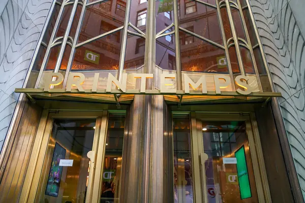 NEW YORK - 23 Mart 2025: Efsanevi Fransız mağaza markası Printemps, New York 'un Manhattan' ın Finansal Bölgesi 'ndeki One Wall Street' te lüks markalar ve gıda kavramlarıyla ilk ABD yerini açtı