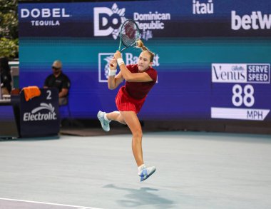 MIAMI GARDENS, FLORIDA - 24 Mart 2025: Mirra Andreeva, Miami 'deki Hard Rock Stadyumu' nda 2025 Miami Açık 'ta ABD' li Amanda Anisimova 'ya karşı oynadığı üçüncü tur maçında