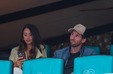 MIAMI GARDENS, FLORIDA - 28 Mart 2025: Lionel Messi ve ailesi Novak Cokoviç ile Grigor Dimitrov arasındaki erkekler yarı final maçını Miami, Florida 'daki Miami Açık' ta 2025 Miami Rock Stadyumu 'nda izliyor.