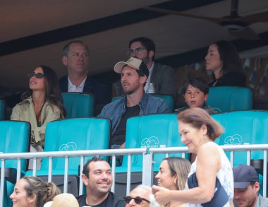 MIAMI GARDENS, FLORIDA - 28 Mart 2025: Lionel Messi ve ailesi Novak Cokoviç ile Grigor Dimitrov arasındaki erkekler yarı final maçını Miami, Florida 'daki Miami Açık' ta 2025 Miami Rock Stadyumu 'nda izliyor.