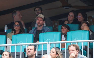 MIAMI GARDENS, FLORIDA - 28 Mart 2025: Lionel Messi ve ailesi Novak Cokoviç ile Grigor Dimitrov arasındaki erkekler yarı final maçını Miami, Florida 'daki Miami Açık' ta 2025 Miami Rock Stadyumu 'nda izliyor.