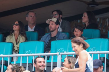 MIAMI GARDENS, FLORIDA - 28 Mart 2025: Lionel Messi ve ailesi Novak Cokoviç ile Grigor Dimitrov arasındaki erkekler yarı final maçını Miami, Florida 'daki Miami Açık' ta 2025 Miami Rock Stadyumu 'nda izliyor.