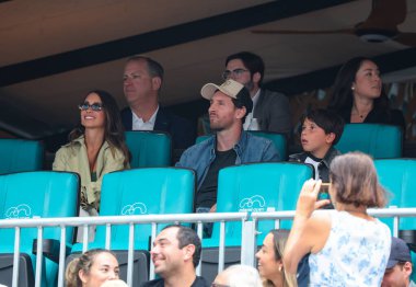 MIAMI GARDENS, FLORIDA - 28 Mart 2025: Lionel Messi ve ailesi Novak Cokoviç ile Grigor Dimitrov arasındaki erkekler yarı final maçını Miami, Florida 'daki Miami Açık' ta 2025 Miami Rock Stadyumu 'nda izliyor.