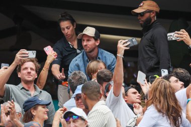 MIAMI GARDENS, FLORIDA - 28 Mart 2025: Lionel Messi ve ailesi Novak Cokoviç ile Grigor Dimitrov arasındaki erkekler yarı final maçını Miami, Florida 'daki Miami Açık' ta 2025 Miami Rock Stadyumu 'nda izliyor.