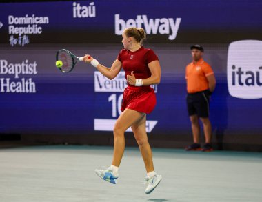 MIAMI GARDENS, FLORIDA - 24 Mart 2025: Mirra Andreeva, Miami 'deki Hard Rock Stadyumu' nda 2025 Miami Açık 'ta ABD' li Amanda Anisimova 'ya karşı oynadığı üçüncü tur maçında