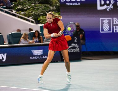 MIAMI GARDENS, FLORIDA - 24 Mart 2025: Mirra Andreeva, Miami 'deki Hard Rock Stadyumu' nda 2025 Miami Açık 'ta ABD' li Amanda Anisimova 'ya karşı oynadığı üçüncü tur maçında