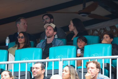 MIAMI GARDENS, FLORIDA - 28 Mart 2025: Lionel Messi ve ailesi Novak Cokoviç ile Grigor Dimitrov arasındaki erkekler yarı final maçını Miami, Florida 'daki Miami Açık' ta 2025 Miami Rock Stadyumu 'nda izliyor.