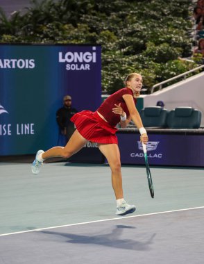 MIAMI GARDENS, FLORIDA - 24 Mart 2025: Mirra Andreeva, Miami 'deki Hard Rock Stadyumu' nda 2025 Miami Açık 'ta ABD' li Amanda Anisimova 'ya karşı oynadığı üçüncü tur maçında