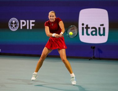 MIAMI GARDENS, FLORIDA - 24 Mart 2025: Mirra Andreeva, Miami 'deki Hard Rock Stadyumu' nda 2025 Miami Açık 'ta ABD' li Amanda Anisimova 'ya karşı oynadığı üçüncü tur maçında