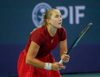 MIAMI GARDENS, FLORIDA - 24 Mart 2025: Mirra Andreeva, Miami 'deki Hard Rock Stadyumu' nda 2025 Miami Açık 'ta ABD' li Amanda Anisimova 'ya karşı oynadığı üçüncü tur maçında