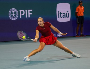 MIAMI GARDENS, FLORIDA - 24 Mart 2025: Mirra Andreeva, Miami 'deki Hard Rock Stadyumu' nda 2025 Miami Açık 'ta ABD' li Amanda Anisimova 'ya karşı oynadığı üçüncü tur maçında